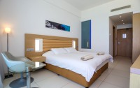   Vrissaki Beach Hotel 4*  7