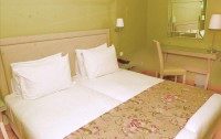   Avra Hotel 2*  8