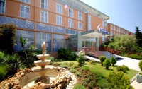   Arena Hotel Holiday 3*  6