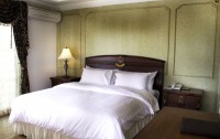   Four Seasons Place 4*  24