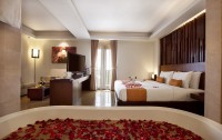   Sense Hotel Seminyak 4*  7