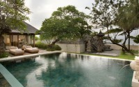   Royal Santrian Villa 5*  12