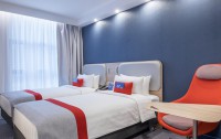   Holiday Inn Express 4*  7