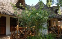   Langi Langi Beach Bungalows 3*  13