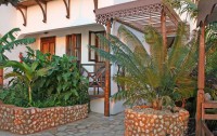   Langi Langi Beach Bungalows 3*  6