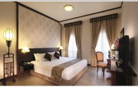   Village Hotel Albert Court 4*  18