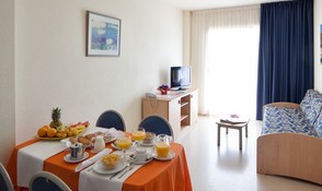   H.top Royal Sun Suites (ex Htop Santa Susanna) 4*  16